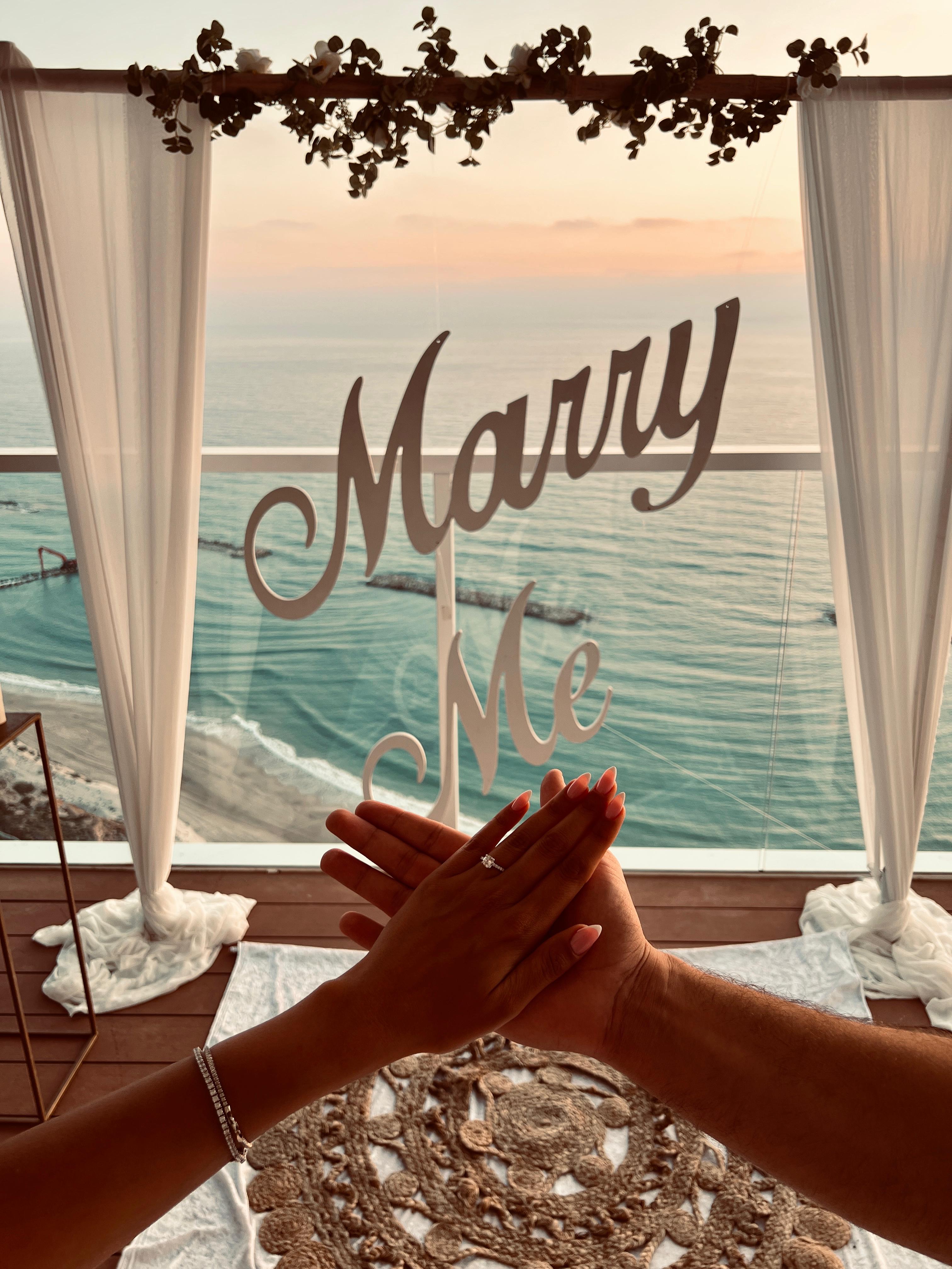 Marry Me על רקע הים